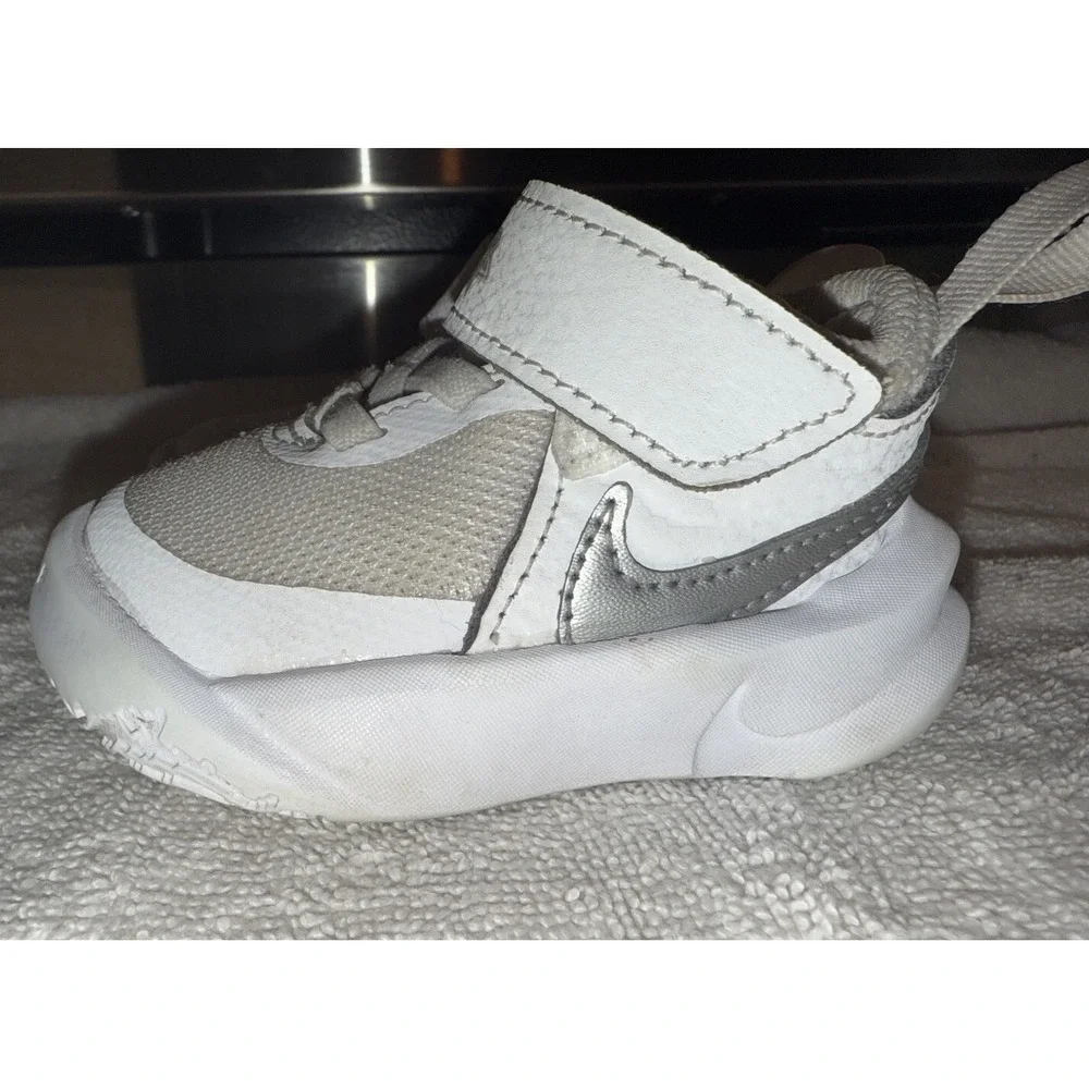 NIKE‎ - Sz 3 White Silver Toddler Team Hustle D 10 Baby Sneakers
